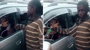 Бездомный мальчик подошел к машине попросить мелочи, но в окне он увидел