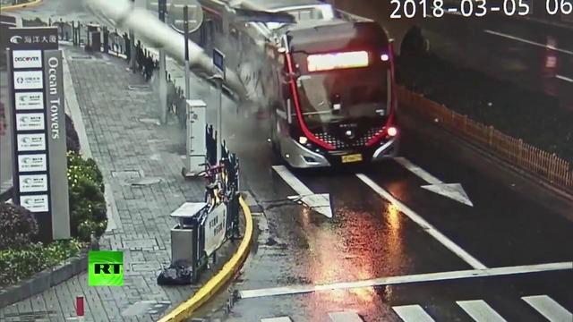 Мощный ураган на востоке Китая снёс крышу аэропорта