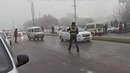 Уз ГАИ сыпят соль на проезжую часть во время гололеда