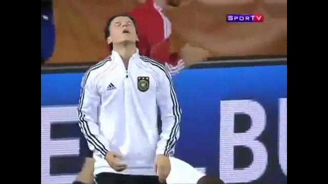 Mesut Özil amazing bubble gum trick