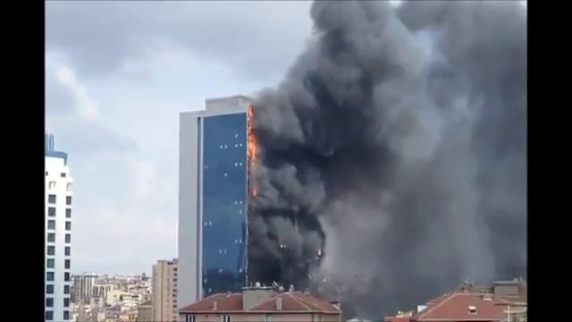 Горящий небоскреб в Стамбуле напомнил 11 сентября (видео)