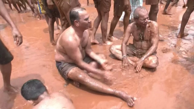Индийцы валяются в грязи в праздник «Чикхал кало»
