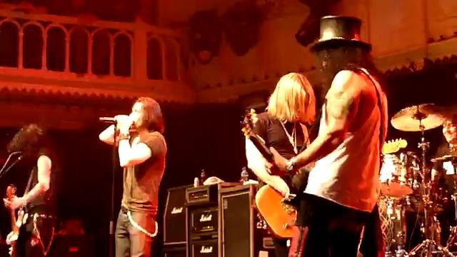 Slash & Myles Kennedy – Beggars & Hangers-On