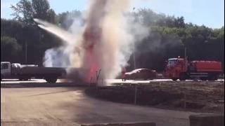 Водитель поливальной машины потушил горящий грузовик