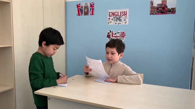 Дети разговаривают на английском в центре Nobilis