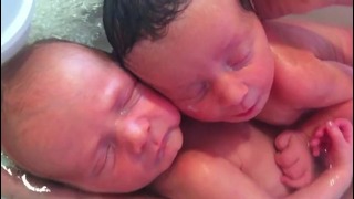 Первое купание новорожденных близнецов