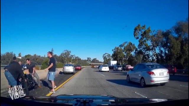 Мотоциклист теряет контроль на шоссе