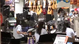 Япония. Просто три японских школьницы играют на барабанах! – D