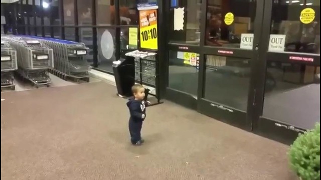 Ребенок удивлен само открывающимся дверям