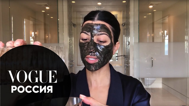 Кортни Кардашьян показывает, как приготовить очищающую маску для лица и скраб для губ дома