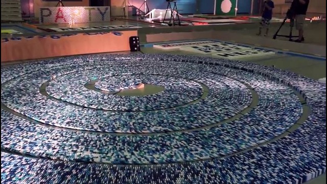 275,000 Dominoes – Enjoy Your Life