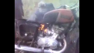 Идиоты поджигают мотоцикл – Испытание огнетушителя