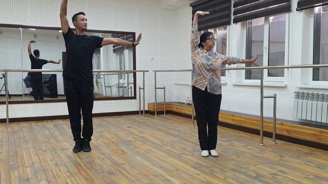 Положения рук корпуса, движения ног азербайджанско мужского танцаго