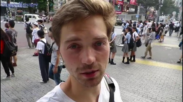 Японки обнимают незнакомцев
