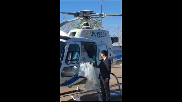 В Узбекистане жених забрал невесту из дома на вертолете