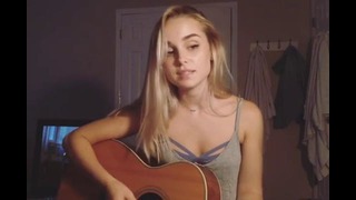 Девушка красиво поёт