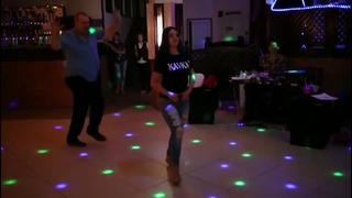 Девушка танцует лезгинку