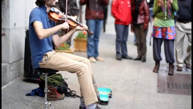 Круто играет на скрипке, канада ► уличный музыкант, монреаль