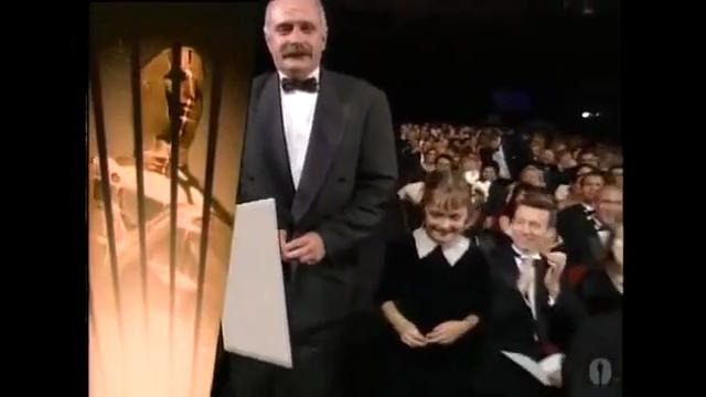 Никита Михалков получает Оскар 1995