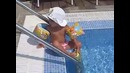 Женщины с детства учатся ходить красиво)