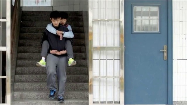 Школьник носит своего друга на спине в школу уже 3 года