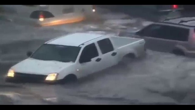 Пикап в наводнении