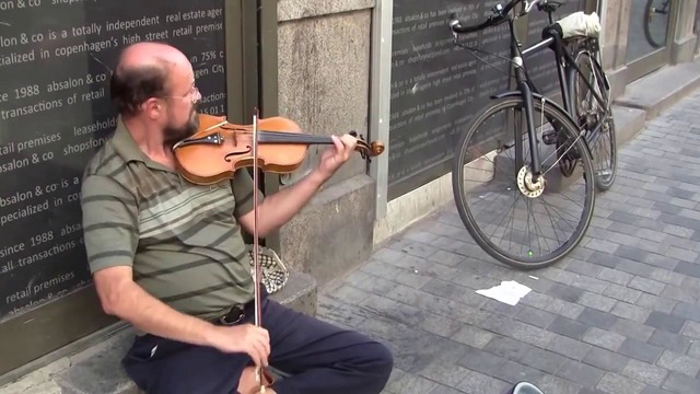 Copenhagen street musician ► mendelssohn violin perfomance