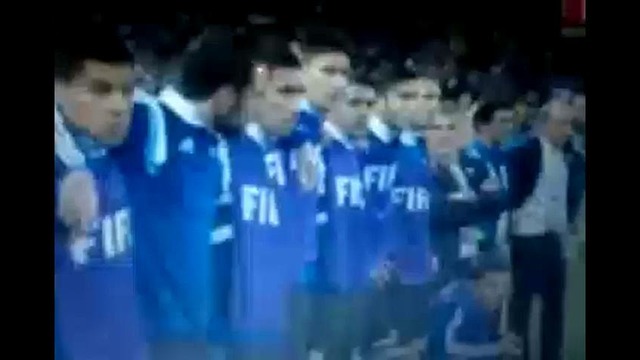 Аргентинский вратарь используют телефон во время матча