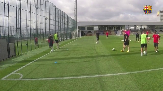 MOVE OF THE WEEK #14 | Gerard Piqué’s trickshot from behind the goal