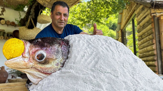 Огромная рыба, запеченная в солёном панцире