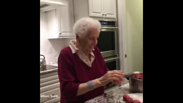 Веселая бабушка (Funny Grandma)