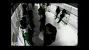 Уличного вора, убегавшего с украденным телефоном, сбил автобус