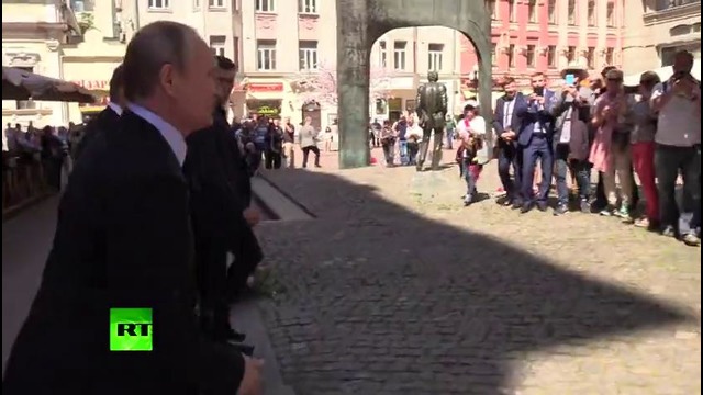 В центре Москвы женщина поцеловала Путина в щёку