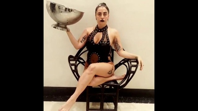 Lady Gaga облилась ледяной водой