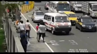 Полицейский спас собаку на магистрали