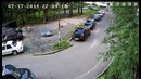 Девочка задевает номерной знак машины
