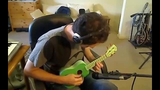Красивый игра на маленкой гитаре