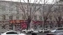 Падение снега с крыши дома
