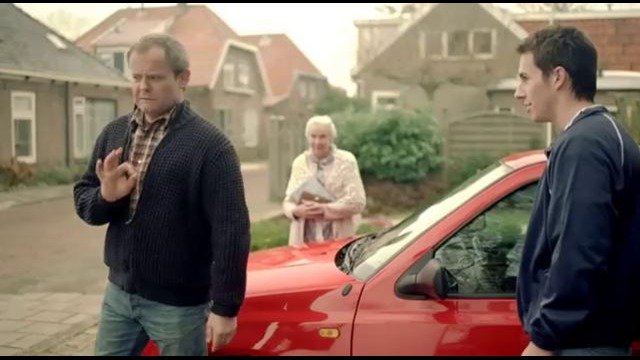 Ненадежная старушка в рекламе VW Golf