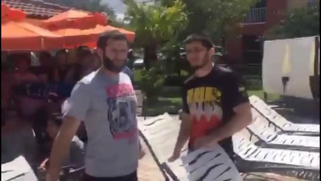 Хабибу Нурмагомедову подарили Узбекский национальный костюм