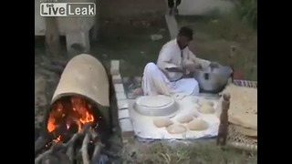 Как делают большие хлебные лепёшки