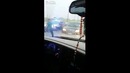 Упитанный полицейский застрял в открытом окне патрульной машины
