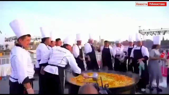 В Абу-Даби узбекские повара приготовили плов на 10 тысяч человек