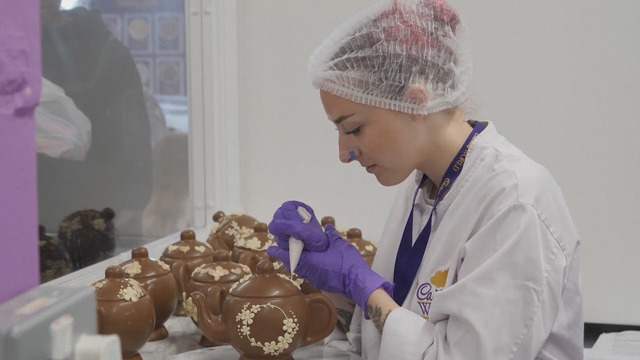 Шоколадные чайники с ручной росписью делают в музее «Мир Кэдбери» в Великобритании