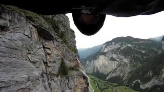 Экстримальный полет над горным водопадом