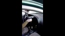 Девушка феном машину греет