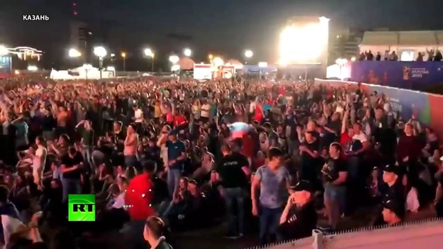 Болельщики ликуют на улицах во время игры Россия — Египет
