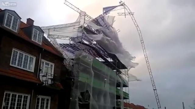 Ветер сносит строительный каркас