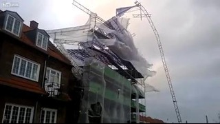 Ветер сносит строительный каркас