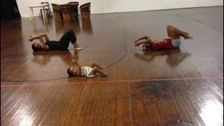 Маленькая девочка дает урок хореографии взрослым